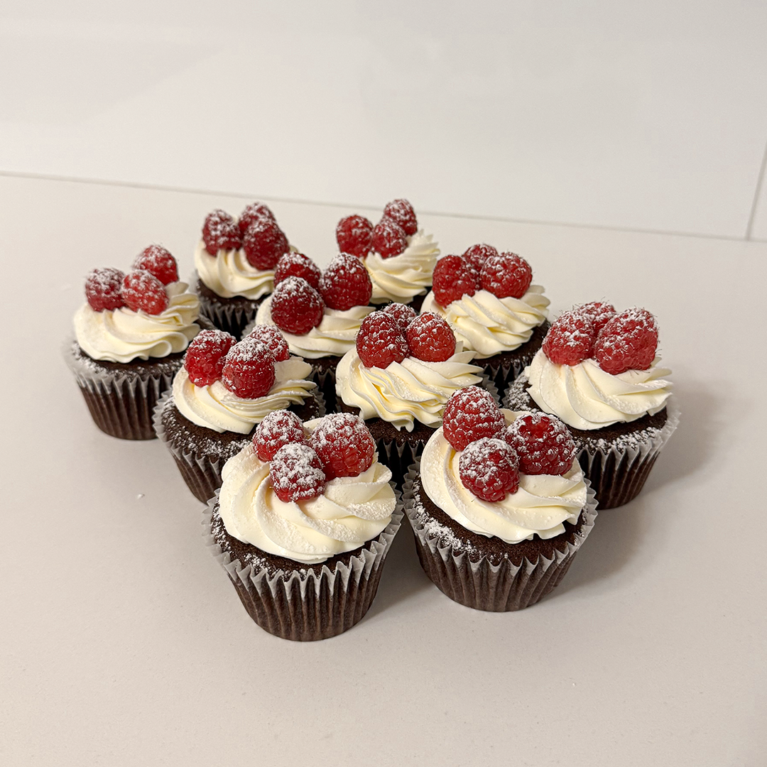 RASPBERRY SNOWFALL CUPCAKES