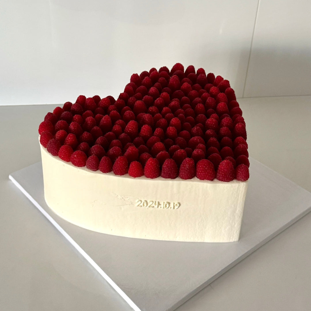 Heart cake with raspberries on top and the couple's wedding date for an engagement in Montreal