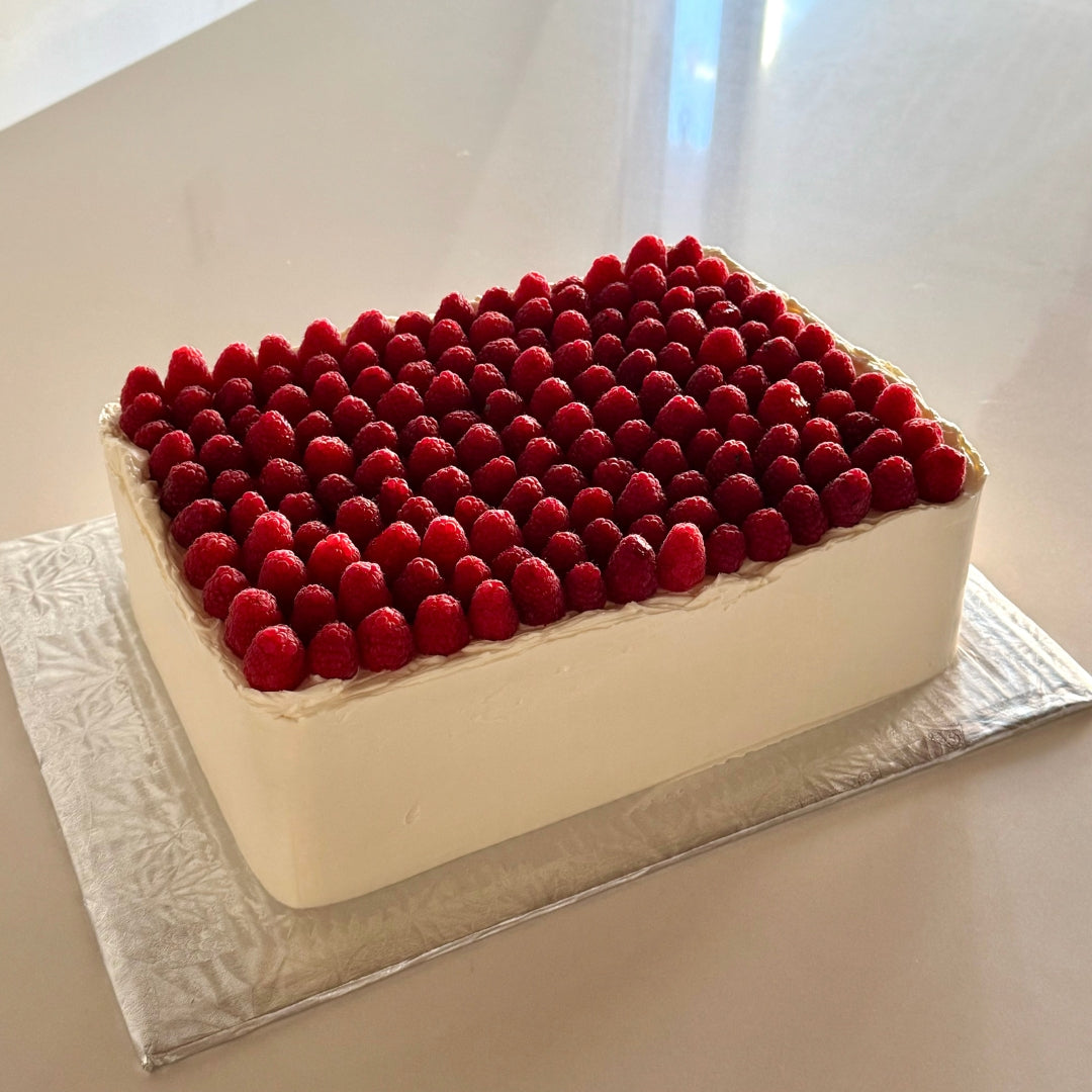 Statement sheet wedding cake with raspberries on top for a wedding in Montreal