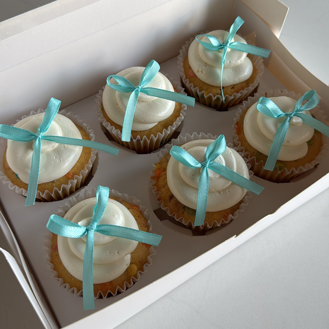 Bow cupcakes